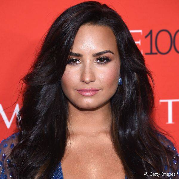Os olhos metalizados na tendência hygge com sombra laranja e amarela e o batom rosa deixam a produção de Demi Lovato mais feminina e delicada (Foto: Getty Images)